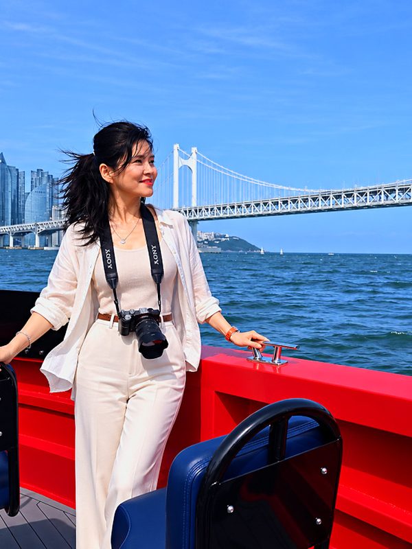 광안대교 앞 보트에서 사진을 찍는 손님