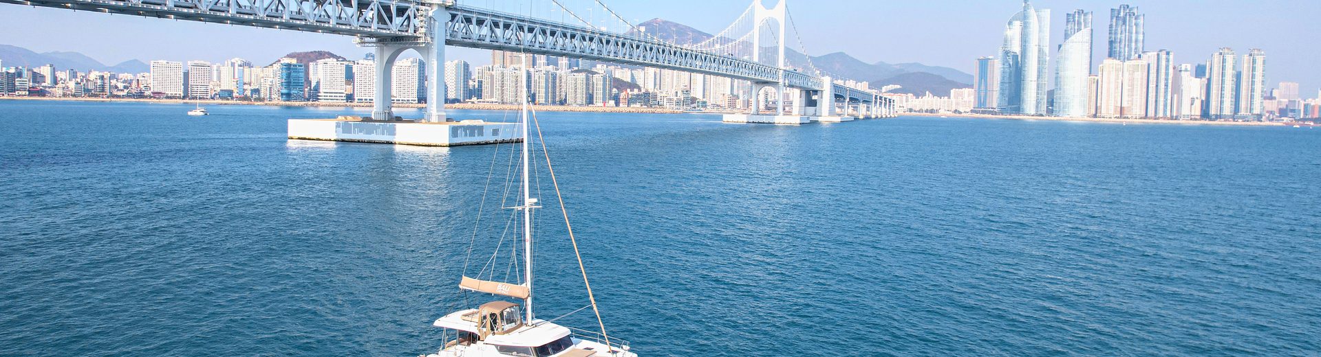 광안대교 앞을 지나는 요트