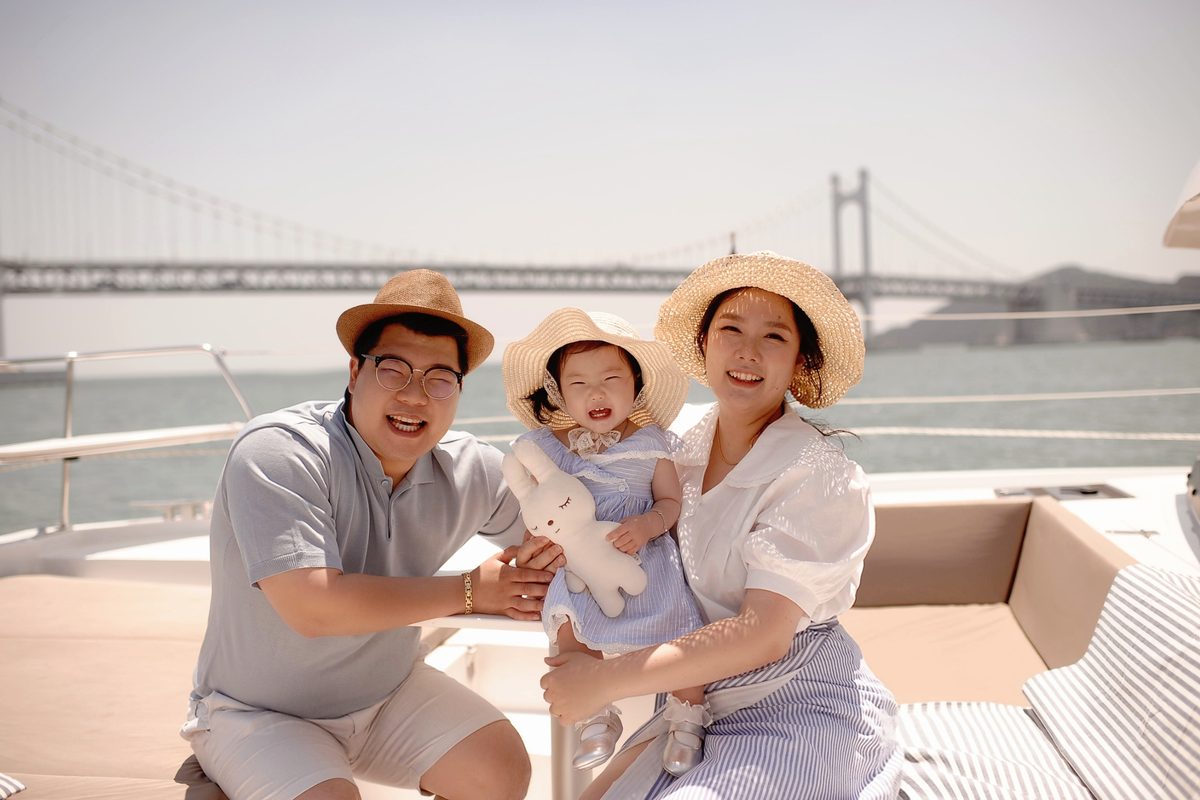 광안대교를 배경으로 요트에 탄 가족