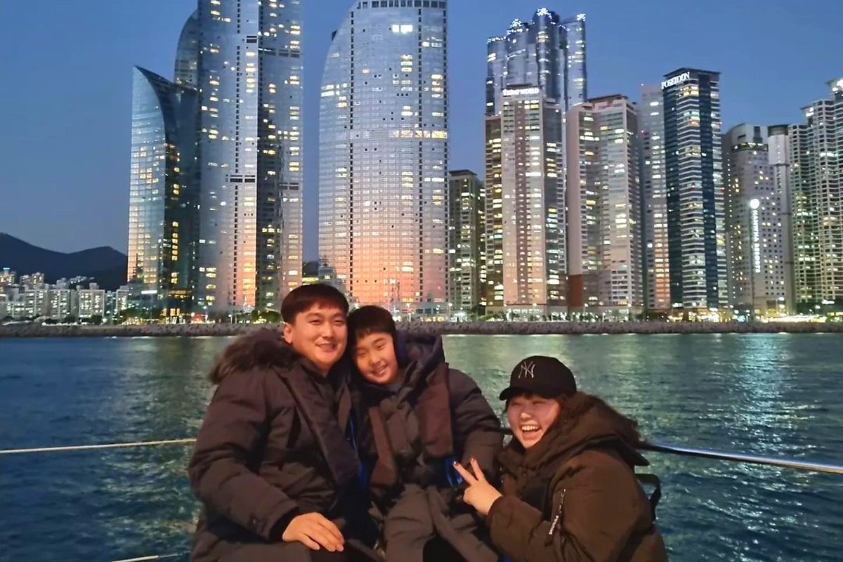 마린시티 야경 앞의 손님들